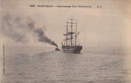 BATEAUX - REMORQUEURS - Saint Malo - Remorquage D'un Terreneuvas - - Carte Postale Ancienne - Schlepper