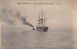 BATEAUX - REMORQUEURS - Saint Malo - Remorquage D'un Terreneuvas - - Carte Postale Ancienne - Rimorchiatori