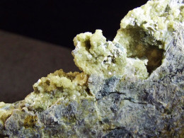 Topazolite Garnets (var. Of Andradite) (6 X 4 X 1.3 Cm) Hess Quarry -  Wurlitz - Rehau - Germany - Minéraux