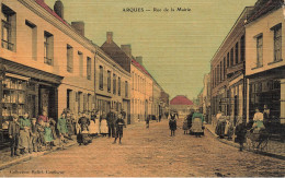 Arques * Rue De La Mairie * Commerces Magasins Villageois * Landau Poussette Pram Kinderwagen * Cpa Toilée Colorisée - Arques