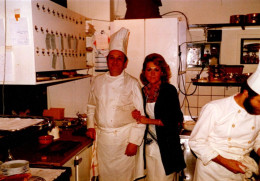 Photo Couleur Originale Le Chef Cuisinier Marc Haeberlin Posant Avec Sa Femme En Cuisine Vers 1970/80. - Métiers