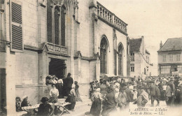 Ardres * Sortie De Messe à L'église * Villageois - Ardres