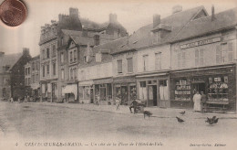 60 - Carte Postale Ancienne De CREVECOEUR LE GRAND     Un Coté De La Place De L'Hotel De Ville - Crevecoeur Le Grand