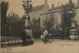 Breda (N - Br.)  Ingang Valkenberg (Veel Volk) 1902 - Breda