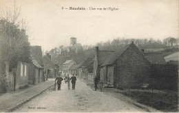 Houdain * Une Vue De L'église Et Rue * Villageois - Houdain