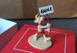 FIGURINE BD De 2002 PIXI N° 4232 : ASTERIX & OBELIX - Astérix Aux Jeux Olympiques Brandissant La Pancarte GAULE - Asterix & Obelix