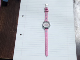 WATCH HAND-SANRIO-QUARTZ-(21)-The Clock House Under The Girl Needs To Be Recharged-player - Relojes De Bolsillo