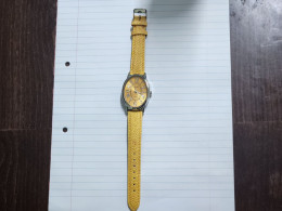 WATCH HAND-GOLF-QUARTZ-(25)-(yellow)-The Clock House Under The Children Needs To Be Recharged-player Battery - Montres Gousset