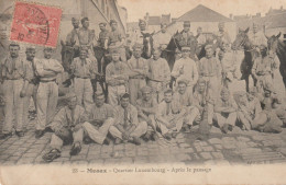 MILITARIA. MEAUX (77)  Après Le Pansage  Quartier Du Luxembourg (Beau Plan Avec  31 Soldats Et 7 Chevaux ) - Casernes