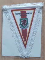 Wales Football Federation Association Union  Soccer Club Fussball Calcio Futbol PENNANT, SPORTS FLAG ZS 2/23 - Habillement, Souvenirs & Autres
