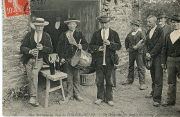 CPA Bretagne,Noce Bretonnes Aux Pays De Cornouailles,un Orchestre Peu Banal - Bretagne