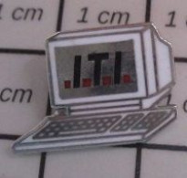 2517 Pin's Pins / Beau Et Rare / INFORMATIQUE / MICRO ORDINATEUR ITI ..... Téléphone Maison ? - Computers