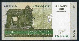 MADAGASCAR P87a 200ARIARY = 1000 FRANCS 2004 #A/A FIRST PREFIX/FIRST SUFFIX Sign.5   AU Central Vertical Fold - Madagaskar