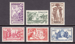 Madagascar - Scott #191-196 - MNH - Toning, A Few With Glazed Gum - SCV $10.30 - Neufs