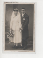 Antike Postkarte - HOCHZEITS-FOTO MIT SOLDAT EK. II VERWUNDETEN-ABZEICHEN UND " MEDAILIEN - Noces