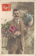 Pâques - Homme Moustachu Tient Des Fleurs Et Un Oeuf Décoré - Carte Postale Animée - Ostern