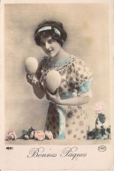 Pâques - Femme à La Robe Soleil Et Ses Oeufs - Carte Postale Animée - Ostern