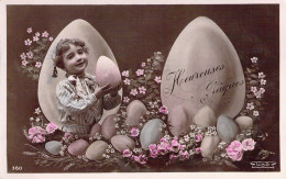 Pâques - Enfant Et Son Bonnet De Nuit Dans Un Oeuf De Pâques- Carte Postale Animée - Easter