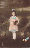 Pâques - Enfant Nourrie Sa Poule - Carte Postale Animée - Easter