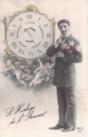 HOMMES - L'Horloge De L'Amour - Je Vous Aime Tendrement - Homme Tiens Des Fleurs Dans La Main - Carte Postale Animée - Mannen