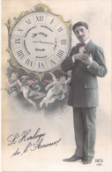 HOMMES - L'Horloge De L'Amour - Je Vous Aime Passionément - Homme Tiens Des Fleurs Dans Sa Main - Carte Postale Ancienne - Männer