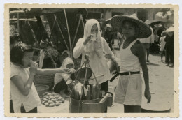 Taïwan île Au Large De La Chine.sur Un Marché.vendeuse De Boissons.daté 1948.qualité Photo. - Taiwan