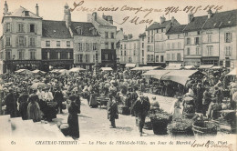 Château Thierry * La Place De L'hôtel De Ville , Un Jour De Marché * Foire Marchands * Commerce Magasin DUDRUMET - Chateau Thierry