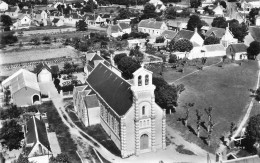 Gièvres * Vue Aérienne Sur La Place De L'église Du Village - Autres & Non Classés