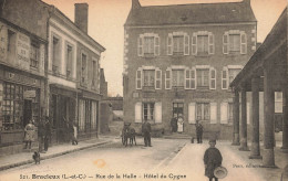 Bracieux * Rue De La Halle * Hôtel Du Cygne * Attelage * Villageois - Autres & Non Classés