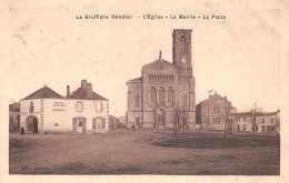 LA BRUFFIERE   -  Lot De 2 Cartes  -  L'Eglise, La Mairie, La Place, Chateau - Hôtel De " La Belle Etoile " MAINGUENEAU - Other & Unclassified