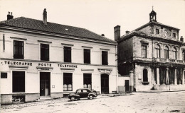 Marquise * Place Et Les PTT * Poste Et Hôtel De Ville * Automobile Ancienne - Marquise