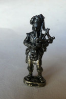 FIGURINE TYPE KINDER METAL Roy Eastland IMCF ROYAL SCOTISCH JOUEUR DE CORNEMUSE Pas U-EI - Figurines En Métal