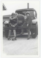 Photo Enfants Devant Camion Ford , Usa, Immatriculation Illinois , ILL, Patin à Roulettes - Cars