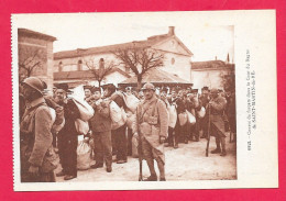 Cpa 17-Ile De Ré, Forçats, Convoi De Forçats Dans La Cour Du Bagne Saint-Martin De Ré, Prison, Dos Vierge, Militaire - Gevangenis