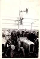 Grande Photo Orig. Equipe & Auto Amilcar CGSS (1926 - 1929) 984 Exemplaires Sur Un Circuit Avec Pilotes & Juge 1920's. - Cars