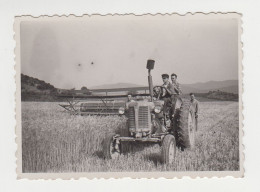 Two Men Pose On Old Farm Tractor, Harvesting Scene, Vintage Orig Photo 8.5x6cm. (27331) - Cars