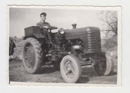 Young Man Pose On Old Farm Tractor, Vintage Orig Photo 8.3x5.8cm. (27340) - Cars