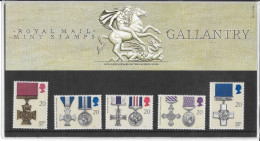 GB GREAT BRITAIN 1990 GALLANTRY AWARDS MEDALS CROSSES PRESENTATION PACK No 211 +ALL INSERTS VICTORIA GEORGE DRAGON - Presentation Packs