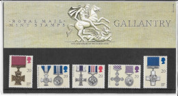 GB GREAT BRITAIN 1990 GALLANTRY AWARDS MEDALS CROSSES PRESENTATION PACK No 211 +ALL INSERTS VICTORIA GEORGE DRAGON - Autres & Non Classés