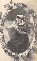 Pâques - Femme Paysanne Est Assise Avec Son Panier D'oeufs - Cartes Postales Anciennes - Easter