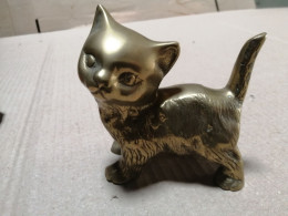 UN PETIT CHAT EN BRONZE OU LAITON - Bronzi