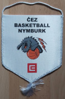 ČEZ Basketball Nymburk Czech Republic Basketball Club PENNANT, SPORTS FLAG ZS 4/14 - Abbigliamento, Souvenirs & Varie