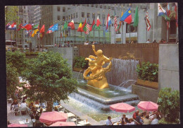 AK 125772 USA - New York City - Rockefeller Plaza With Prometheus Statue And Fountain - Places & Squares