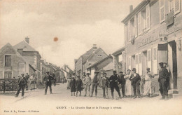 Gasny * La Grande Rue Et Le Passage à Niveau * Ligne Chemin De Fer * Café De La Gare * Débit De Tabac Tabacs - Autres & Non Classés