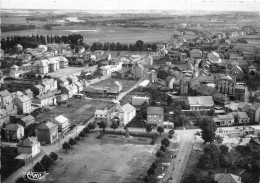 57-HAGONDANGE-VUE AERIENNE -PLACE DU MARCHE MONUMENT AUX MORTS ET GROUPE SCOLAIRE - Hagondange