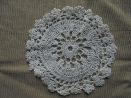 Vintage - Mini Napperon En Broderie Ajourée Fil De Coton Blanc Diamètre 10 Cm - Spitzen Und Stoffe