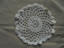 Vintage - Mini Napperon En Broderie Ajourée Fil De Coton écru Diamètre 10 Cm - Laces & Cloth