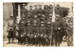 CPA - 3350 - MILITARIA - Carte Photo Militaire - Un Groupe De Soldats Et Un Curé ( Aumônier Militaire ? ) - Personnages