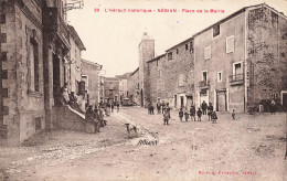 Nébian * La Place De La Mairie * Villageois - Autres & Non Classés