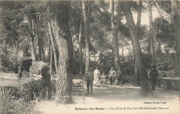 Balaruc Les Bains * Une Allée Du Parc De L'établissement Thermal * Villageois - Other & Unclassified